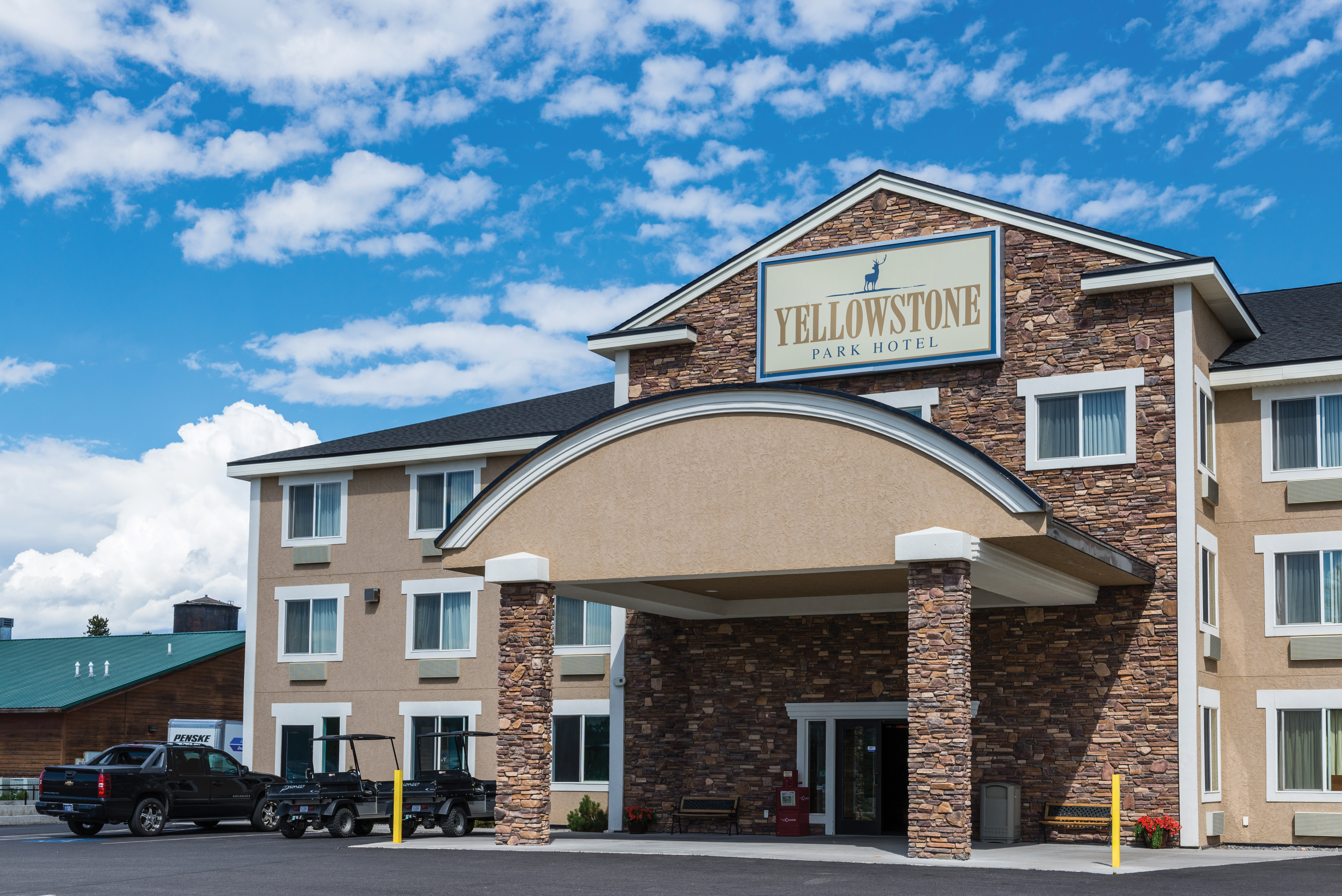 The main entrance of Yellowstone Park Hotel.